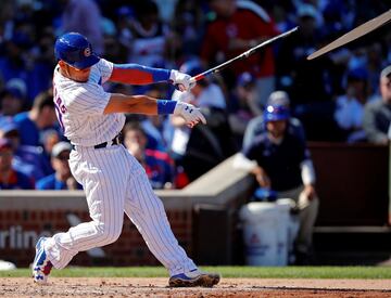 El bateador de los Chicago Cubs Willson Contreras rompe el bate tras golpear la bola en el partido contra los Cincinnati Reds.