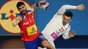 Handball - Men&#039;s EHF European Handball Championship - main round Group II - Macedonia v Spain - Arena Varazdin, Varazdin, Croatia - January 21, 2018. Eduardo Gurbindo of Spain in action with Filip Lazarov of Macedonia. REUTERS/Antonio Bronic