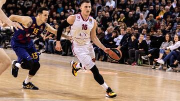 Heurtel persigue a Nemanja Nedovic en el encuentro de syer en el Palau