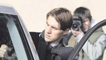 <b>TAMPOCO EN MENDIZORROZA. </b>Savio, ayer entrando cabizbajo a su todoterreno, se perderá también el partido del domingo.