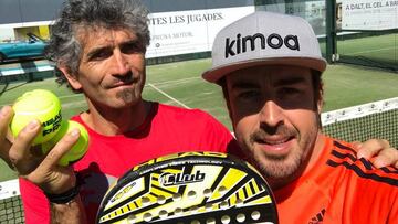 Fernando Alonso junto a su fisio jugando al padel.