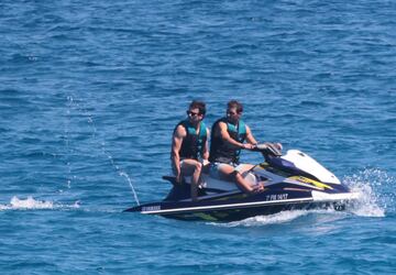 El tenista español se recupera de su lesión abdominal, que le obligó a abandonar el Grand Slam británico, en las aguas de la isla balear a bordo de un barco y rodeado de amigos. 