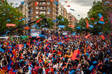 El recorrido de la rúa comenzó a las 18:00 en el Spotify Camp Nou. Desde ahí salieron los autobuses del equipo masculino y el femenino para celebrar juntos sus respectivos títulos ligueros.