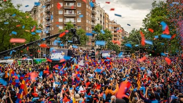 El recorrido de la rúa comenzó a las 18:00 en el Spotify Camp Nou. Desde ahí salieron los autobuses del equipo masculino y el femenino para celebrar juntos sus respectivos títulos ligueros.