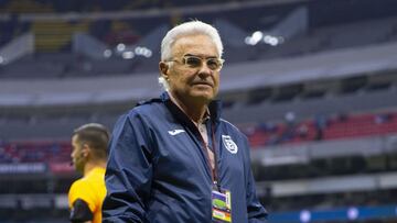 Alvaro Davila, presidente de Cruz Azul, durante un partido en el Estadio Azteca