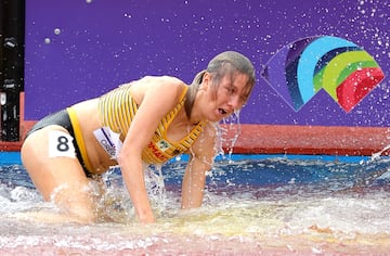 Lea Meyer, del equipo de Alemania, cae en el obstáculo de agua durante las eliminatorias de la carrera de obstáculos de 3000 metros femeninos en el segundo día del Campeonato Mundial de Atletismo Oregon 2022. 