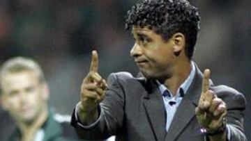 <b>DOS MÁS.</B> El Barcelona da confianza a Rijkaard y le amplía su contrato dos temporadas más.