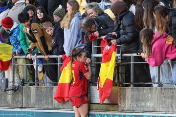 Teresa Abelleira celebra con los seguidores desplazados la victoria de España ante Países Bajos en los cuartos de final del mundial.
