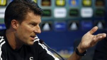 El entrenador del Swansea, Michael Laudrup, durante la rueda de prensa previa al partido de UEFA que disputan ma&ntilde;ana contra el Valencia.