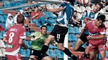 <b>EN EL AIRE. </b>Sendoa y Diego Jaume intentan rematar ante la oposición de Mario Bermejo.