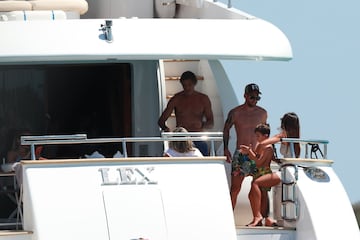 Messi y Suárez de vacaciones con sus familias en Ibiza