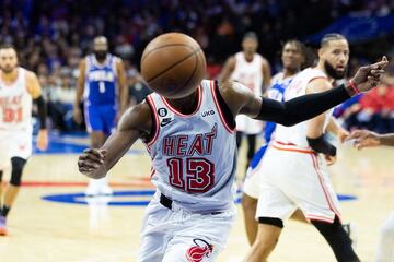 Miami Heat ganó el 1 de marzo en Philadelphia ante los Sixers (99-101) en su lucha por un puesto directo para los playoffs de la NBA en la Conferencia Este. Uno de los puntales del triunfo fue Bam Adebayo, que en la foto se esconde detrás del balón: el pívot estadounidense acabó con 13 puntos, 7 rebotes y 2 asistencias. 