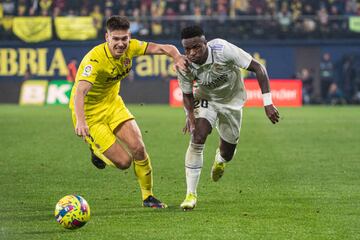 Foyth y Vinicius pugnan por un balón.