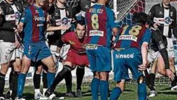 <b>SIN FORTUNA. </b>Los oscensenses han notado el cambio de técnico y no encuentran el camino del gol.