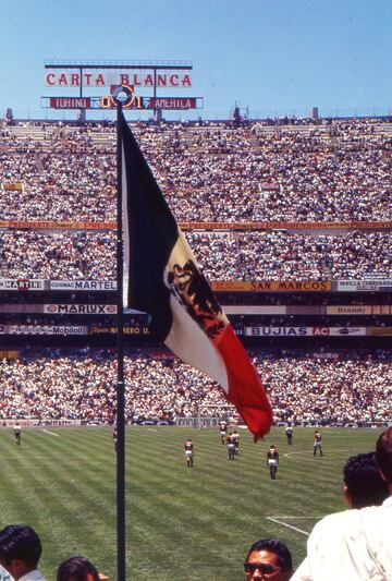 La inauguración del Estadio Azteca se llevó a cabo a las 12 del día el 29 de mayo de 1966, iniciando con la develación de la placa conmemorativa y después al centro de la cancha con una ceremonia oficial. Ese día se celebró el primer partido: Club América vs Torino Futbol Club de Italia.