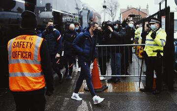 Debido a la nueva cepa del Coronavirus en Reino Unido su Primer ministro, Boris Johnson, decretó nivel 4 de alerta. Esto implica que los habitantes de los territorios afectados "deben permanecer en casa". Pero los habitantes de Crosby, un área suburbana en Sefton, Merseyside, y seguidores del Marine F.C. se saltaron dicho confinamiento para recibir al conjunto dirigido por Mourinho antes del encuentro de la FA Cup. Los Spurs vencieron 0-5 gracias a los goles de Carlos Vinícius (3), Lucas Moura y Devine. 