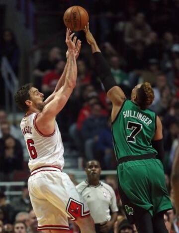 Jared Sullinger y Pau Gasol.