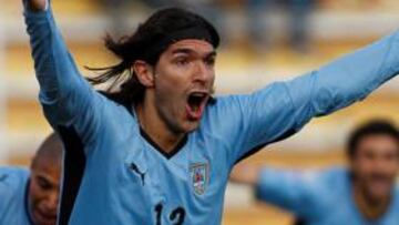 <b>EMPATE.</b> La selección uruguaya de fútbol arrancó un agónico empate 2-2 en su visita a Bolivia, en un partido con final de infarto disputado en la altura de La Paz y tras ir perdiendo por dos a cero, en la décima jornada de las eliminatorias sudamericanas del el Mundial de Sudáfrica 2010.