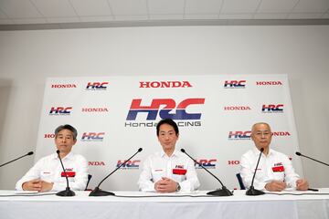 Tetsushi Kakuda (ingeniero jefe), Koji Watanabe (CEO de HRC) y Yasuaki Asaki (director ejecutivo).