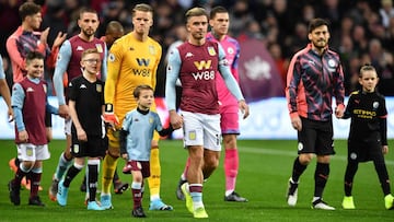 Los jugadores del Aston Villa y del Manchester City, saliendo al campo con ni&ntilde;os de la mano.