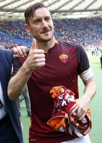 Aún no cumplidos los 40, el 7 de junio de 2016 renovó su contrato como jugador de la Roma por un año más y después firmará un nuevo contrato por 6 años como dirigente del club de sus amores.