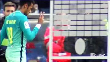Gestos de Neymar a la grada.