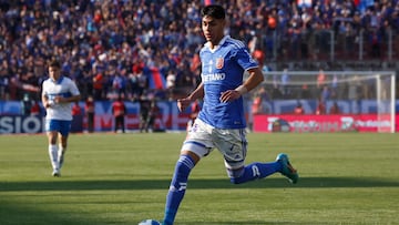 Futbol, Universidad de Chile vs Universidad Catolica.
Fecha 23, campeonato Nacional 2022.
El jugador de Universidad de Chile Dario Osorio, centro, juega el balon contra Universidad Catolica durante el partido por la primera division disputado en el estadio Nacional.
Santiago, Chile.
27/08/2022
Jonnathan Oyarzun/Photosport

Football, Universidad de Chile vs Universidad Catolica.
23 th date, 2022 National Championship.
Universidad de Chile’s player Dario Osorio, center, play the ball against Universidad Catolica during the first division match held at Nacional stadium.
Santiago, Chile.
27/08/2022
Jonnathan Oyarzun/Photosport