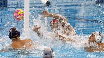 SINGAPORE (Singapore), 22/07/2025.- Panagiotis Tzortzatos (C) of Greece in action against Alejandro Bustos Sanchez (L) of Spain during the Men Water Polo semifinals match between Greece and Spain at the World Aquatics Championships Singapore 2025 in Singapore, 22 July 2025. (Grecia, España, Singapur) EFE/EPA/RUNGROJ YONGRIT