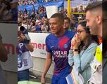 El gran gesto de Mbappé a una aficionada que lesionó con un balonazo
