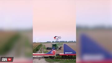 El rider polaco realizó una gran hazaña con la ayuda de Red Bull. El video viral lleva más de 76 millones de vistas, haciendo acrobacias sobre un tren de mercancías en movimiento.