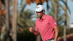 SAN ROQUE (CÁDIZ), 21/10/2023.- El golfista español Adrian Otaegui llega al green del hoyo 18 , durante la tercera jornada del 'Estrella Damm Andalucía Masters', que se disputa hasta el domingo en el gaditano Real Club de Golf Sotogrande. EFE/A.Carrasco Ragel.
