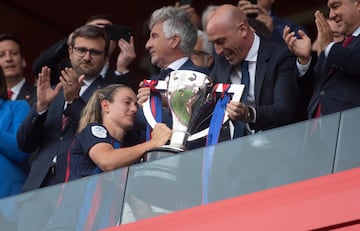 El presidente de la Real Federación Española de Fútbol, Luis Rubiales, entrega la copa de la Liga a Alexia Putellas. 