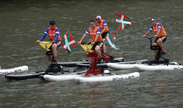 Aficionados ciclistas montan en un vehículo fluvial para ver la presentación del Tour 2023.