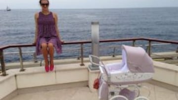 Yelena Isinbayeva, en Montecarlo, con su hija Eva en el carrito.