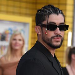 ¿Bad Bunny será demandado por su fan, tras aventar su celular al mar? Esto es lo que se sabe