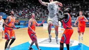 <b>INVICTOS. </b>Jorge Garbajosa penetra ante Thomas Kelati, Nando de Colo y Florent Pietrus.