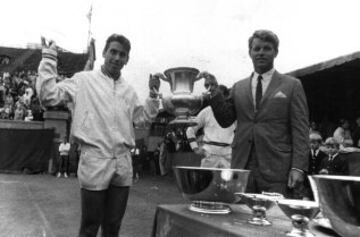 En 1965 Manolo Santana gana el Abierto de Estados Unidos. En la imagen aparece junto a Robert Kennedy con el Trofeo.