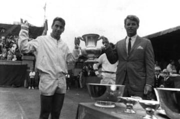 En 1965 Manolo Santana gana el Abierto de Estados Unidos. En la imagen aparece junto a Robert Kennedy con el Trofeo.