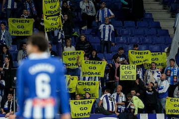 Seguidores pericos exhibiendo el 'Chen, Go Home' este sbado, durante el Espanyol-Legans.