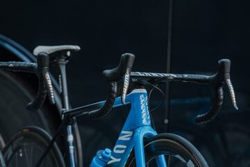 El equipo ciclista Movistar Team nos ha acercado a través de estas fotografías todo el equipamiento que tendrán para el 're-arranque' de 2020. Actualmente se encuentran en los Pirineos realizando la pretemporada. 