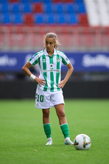 Con apenas 24 años parece como si fuera una veterana de la máxima categoría. Tiene carácter, visión de juego y magia que pone al servicio del fútbol. Es la jugadora emblema del Betis, pero las opciones de descenso pintan una interrogación en su futuro.