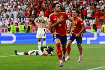 Mikel Merino celebra el segundo tanto que marca en los instantes finales de la prórroga.