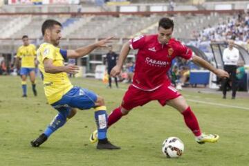 El centrocampista del Zaragoza Jaime Romero con el balón ante David García.