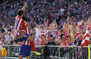 Diego Costa y Arda Turan celebran con la afición el 2-0.