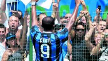 <b>NUEVO ÍDOLO 'NERAZZURRO'. </b>Etoo fue aclamado por su nueva afición el día de su presentación en la Ciudad Deportiva de Apiano.