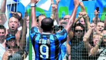 <b>NUEVO ÍDOLO 'NERAZZURRO'. </b>Etoo fue aclamado por su nueva afición el día de su presentación en la Ciudad Deportiva de Apiano.