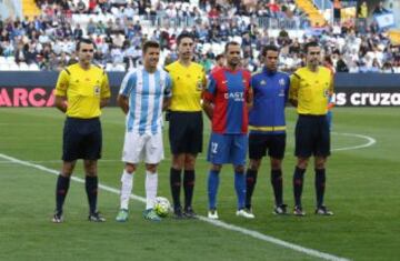 El árbitro Vicandi Garrido acompañado de sus asistentes Huerga Cermeño y Villate Martínez, el cuarto árbitro González Frances y los capitanes Camacho y Juanfran.