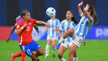 Chile's defender #17 Fernanda Pinilla and Argentina's defender #15 Maria Bonsegundo fight for the ball during the Women's Copa America 2025 football match between Argentina and Chile at the IDV stadium in Quito on July 18, 2025. (Photo by Rodrigo BUENDIA / AFP)