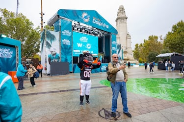 La Plaza de España de Madrid acoge la Fan Zone de los Miami Dolphins. 