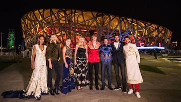 Zhang Shuai, Maria Sharapova, Jelena Ostapenko, Petra Kvitova, Alexander Zverev, Rafael Nadal, Juan Martin Del Potro y Grigor Dimitrov posan para una foto delante del Estadio Nacional de Pek&iacute;n  antes de la fiesta previa al China Open.